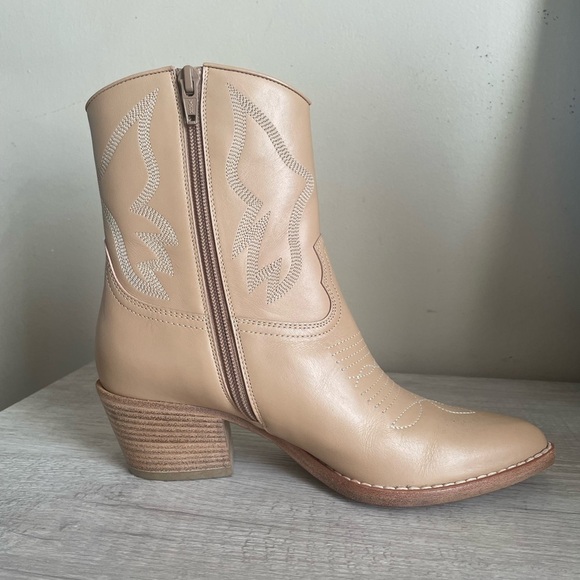 Authentic Valentino Garavani Calfskin Embroidered boots.Pre-owned.Comes with box - Picture 11 of 15